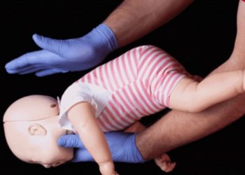 Bebê de quatro meses morre engasgado com leite