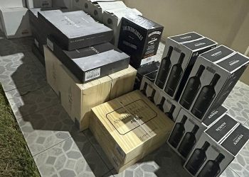 Polícia apreende 335 garrafas de vinho em veículo