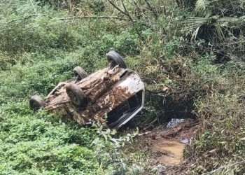 Motorista é hospitalizado após perder controle da direção e capotar carro em Orleans
