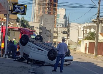 Carro capota perto do Fórum, em Tubarão, e assusta moradores