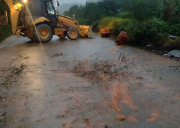 SC-390: deslizamento de pedras atinge veículos em Orleans