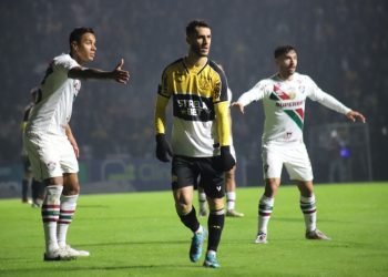 Fluminense marca no final do segundo tempo e arranca empate do Criciúma