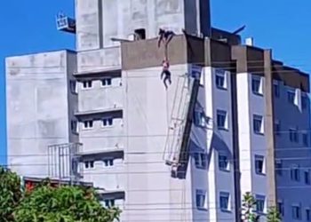 Trabalhador fica pendurado no oitavo andar de obra