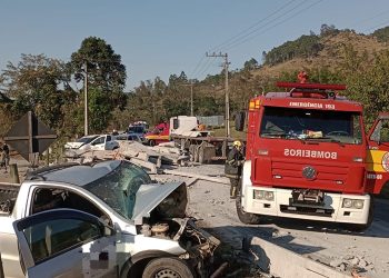 Tubarão: blocos de concreto caem de caminhão na SC-390