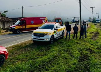 Pedras Grandes: duas pessoas ficam feridas após capotamento na SC-390