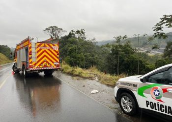 Motorista morre em grave acidente após cair de ribanceira em Criciúma
