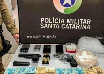 Casal do tráfico é preso com cocaína, arma e R$ 18 mil em dinheiro