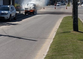 Carro estacionado pega fogo na avenida Pedro Zapellini, em Tubarão