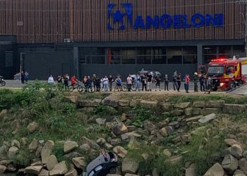 Carro dirigido por idoso cai no Rio Tubarão