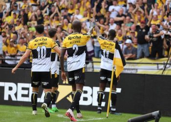 Bolasie salva a tarde carvoeira e vira o homem gol do Tigre na Série A