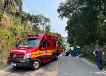 Pedras Grandes: colisão entre moto e caminhão deixa motociclista gravemente ferido