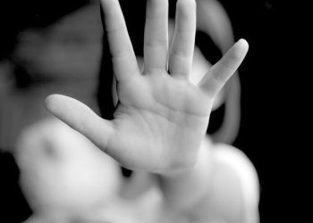 Tio é flagrado dormindo com sobrinha de 11 anos