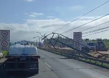 Postes são danificados e trânsito é prejudicado