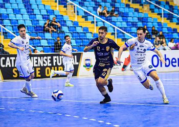 Tubarão Futsal joga neste domingo