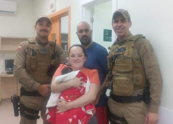 Bebê de sete dias é salva por policiais militares em Criciúma