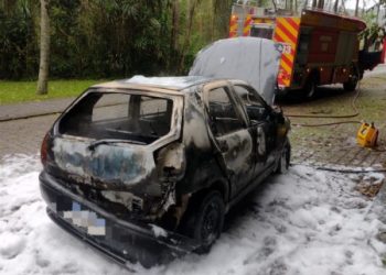 Orleans: bombeiros combatem incêndio em veículo