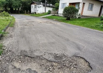 Rua esburacada prejudica motoristas em Grravatal