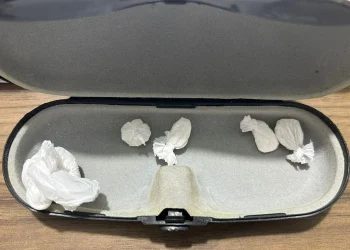 Jovem é presa em flagrante por tráfico de drogas em Morro da Fumaça