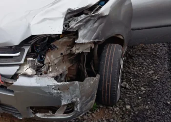 Colisão entre carro e caminhão deixa mulher ferida