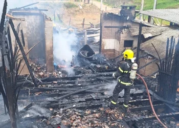 Armazém: incêndio destrói duas casas