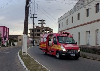 Jovem de 18 anos morre após colidir moto contra poste