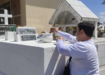 Equipes realizam trabalho especial de limpeza nos cemitérios