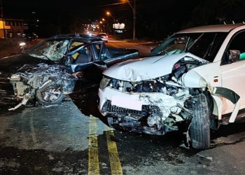 Duas pessoas ficam feridas após colisão na SC-370