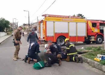 Lauro Müller: motociclista colide em muro durante fuga e fica gravemente ferido