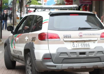 Tubarão: trio é preso por comercializar drogas em casa abandonada