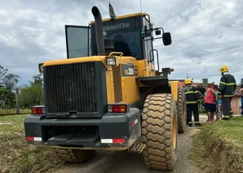 Pescaria Brava: idosa fica ferida após ser atropelada por máquina retroescavadeira