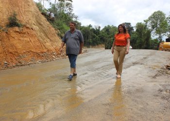 Prefeita Maria Marlene Schlickmann visita os trabalhos para pavimentação asfáltica no Morro do Cruzeiro