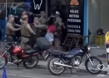 Casal é preso após desacatar e agredir policiais no centro de Braço do Norte