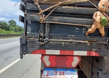 Caminhoneiro tampa placa, usa rebite e é preso na BR-101