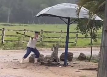 Homem destrói bica d’água