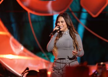 Simone Mendes faz apresentação inédita em premiação do GRAMMMY 2024