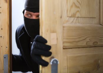 Casa tem quatro portas furtadas em Tubarão