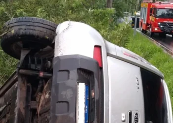 Lauro Müller: carro fica sem freio, sai da pista e duas pessoas ficam feridas