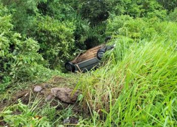 Orleans: carro sai da pista e capota na SC-390