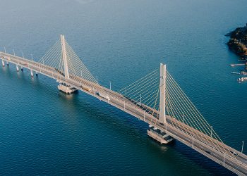 Homem joga droga de ponte durante fuga da PRF