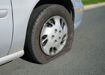 Homem corta pneus do carro da ex-mulher