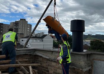 Após acidente, jovem é socorrido do alto de prédio em Braço do Norte