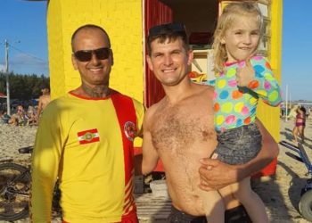 Vítima de afogamento reencontra guarda-vidas para agradecer atendimento