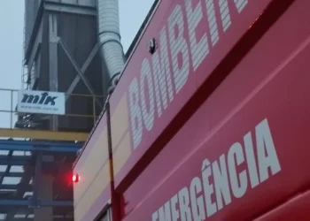 Bombeiros combatem incêndio em fábrica de móveis