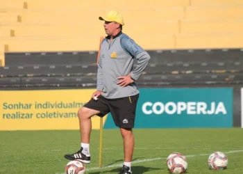 Hercílio Luz demite treinador e contrata ex-técnico do Criciúma