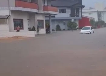 Siderópolis: chuva intensa causa alagamento no centro da cidade