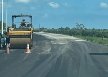 Rodovia Aggeu Medeiros tem seis quilômetros asfaltados e obra segue em ritmo acelerado