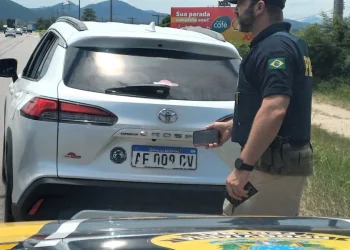 Veículos argentinos são flagrados com placas ilegíveis na BR-101 em Tubarão