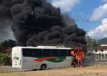 Fogo destrói ônibus em Grão-Pará