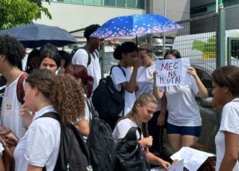 Criciúma: alunos cobram ar-condicionado em escola durante visita do governador