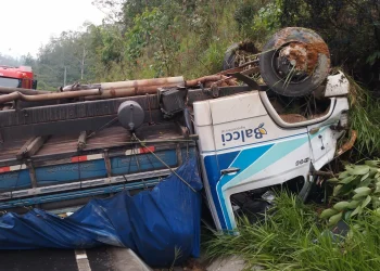 Caminhão carregado de milho capota em Lauro Müller